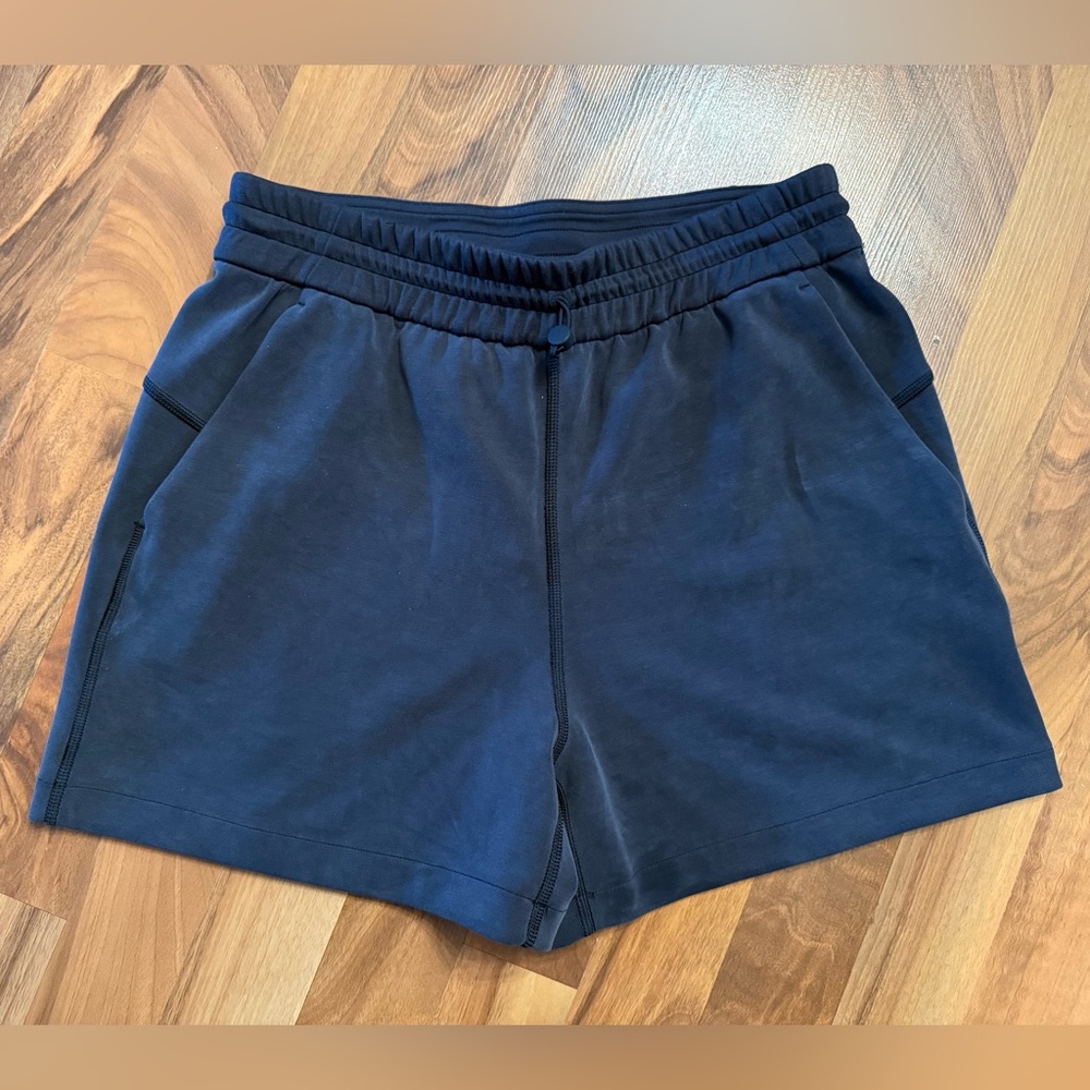 Lululemon Softstreme High Rise Short 4” Women’s 6 Black Cinch Waist Stretch